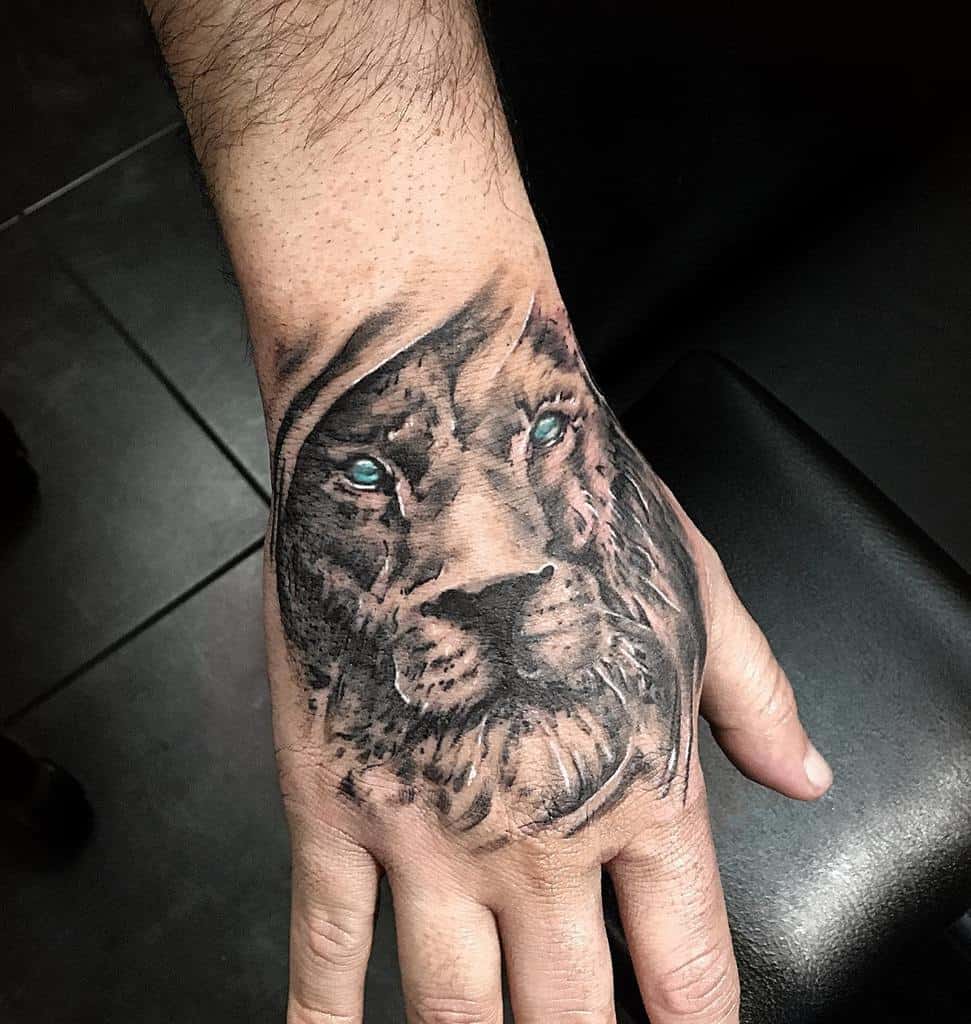Tatouages de la main du petit lion popeye_loves_olive_tattoos