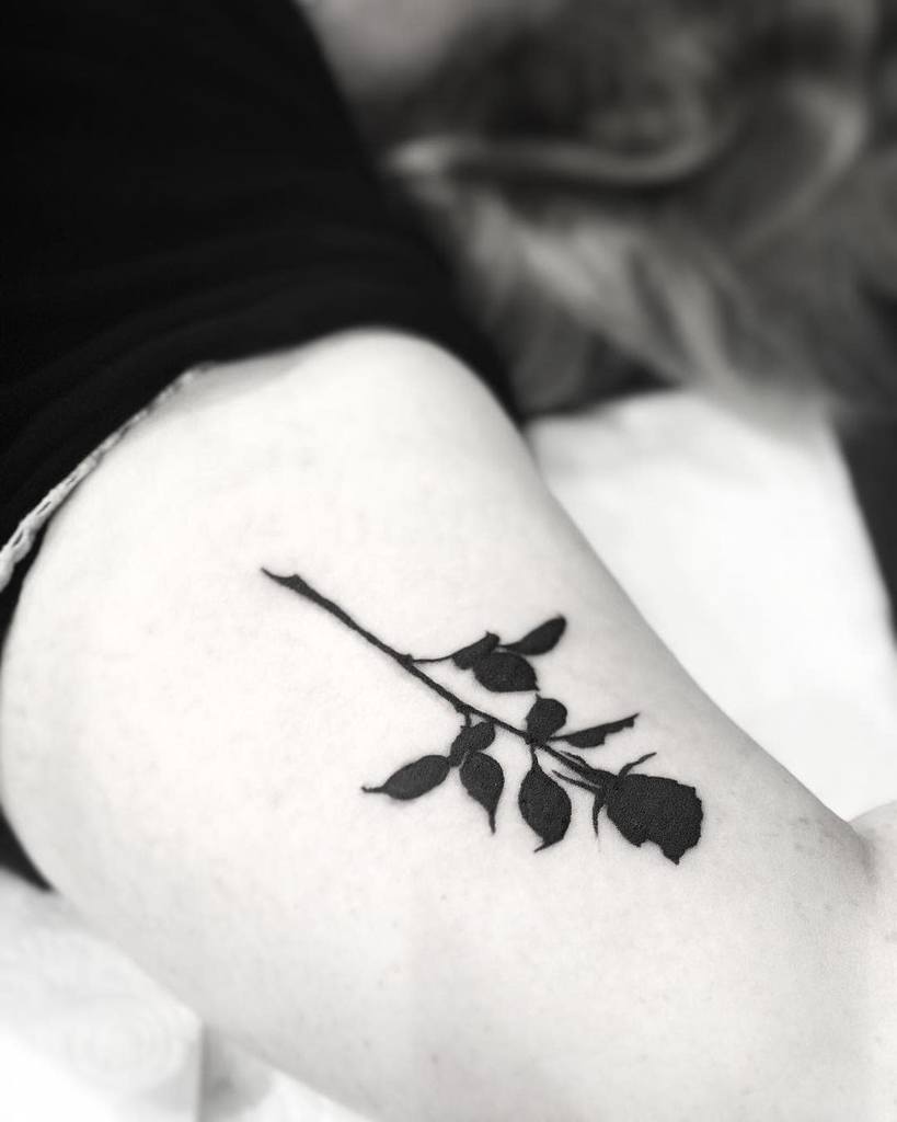 tatouages de roses de la tribu des bras charlottebergmantattoo