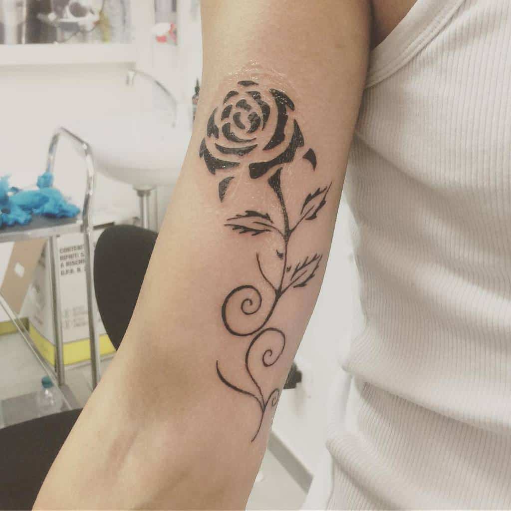 tatouages de roses de la tribu des bras miss.mandala.tattoo.artist