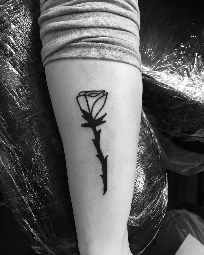 tatouages de roses tribales sur l'avant-bras rebelleqtattoo