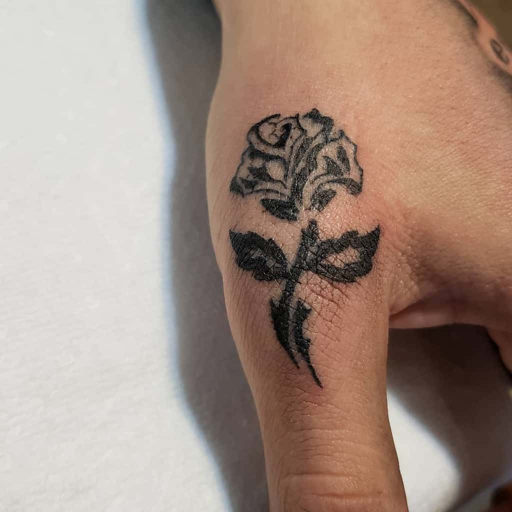 main tatouages de roses tribales etrewthomson34