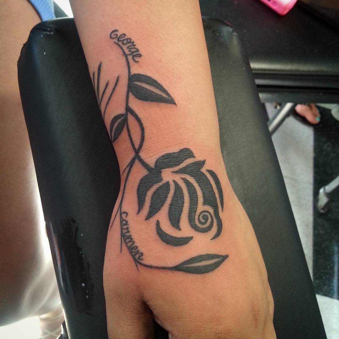 main tatouages de roses tribales _flyboii