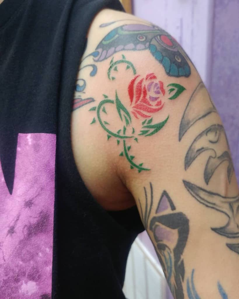 tatouages de roses tribales sur les épaules cody.roni