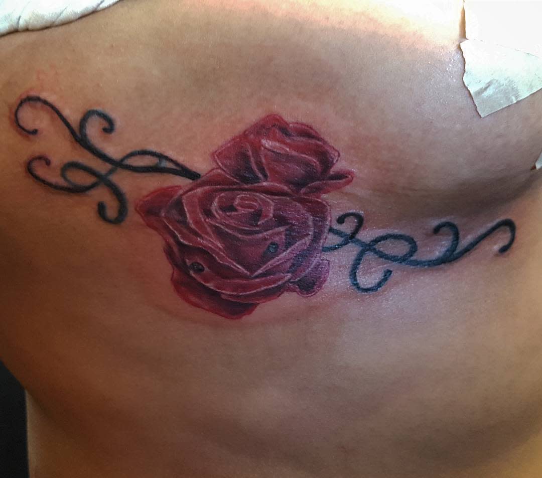tatouages de roses tribales sur les épaules gabzile