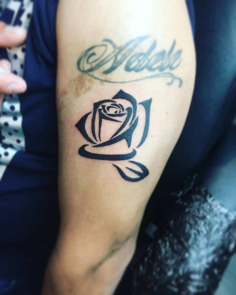 tatouages simples de roses tribales cara_hayward_tattoo