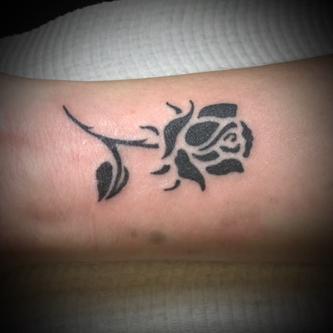 petits tatouages tribaux minimalistes en forme de rose wild_karma_tattoo