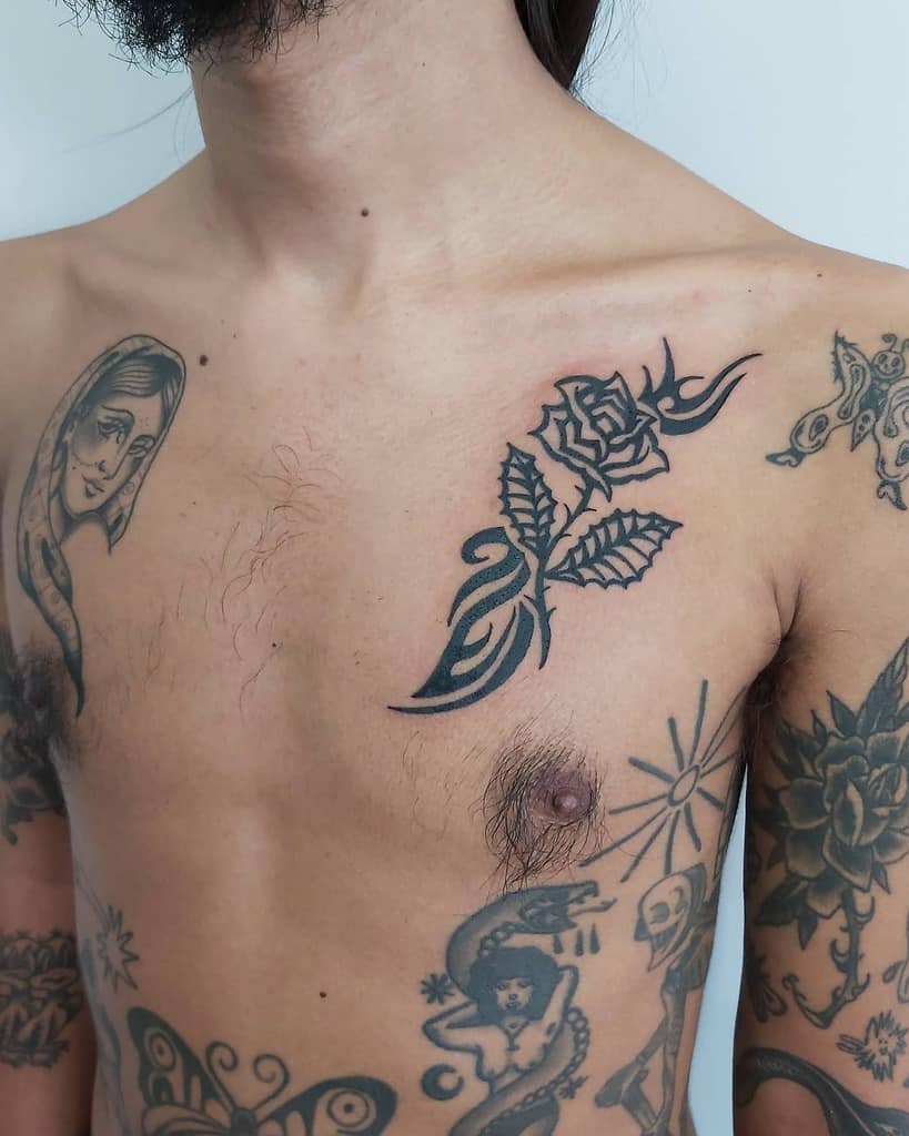 Tatouages de roses tribales sur la poitrine cata.ciro