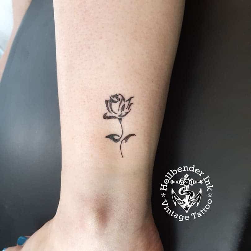 petit tatouage tribal minimaliste à la rose dougnewtontattooartist