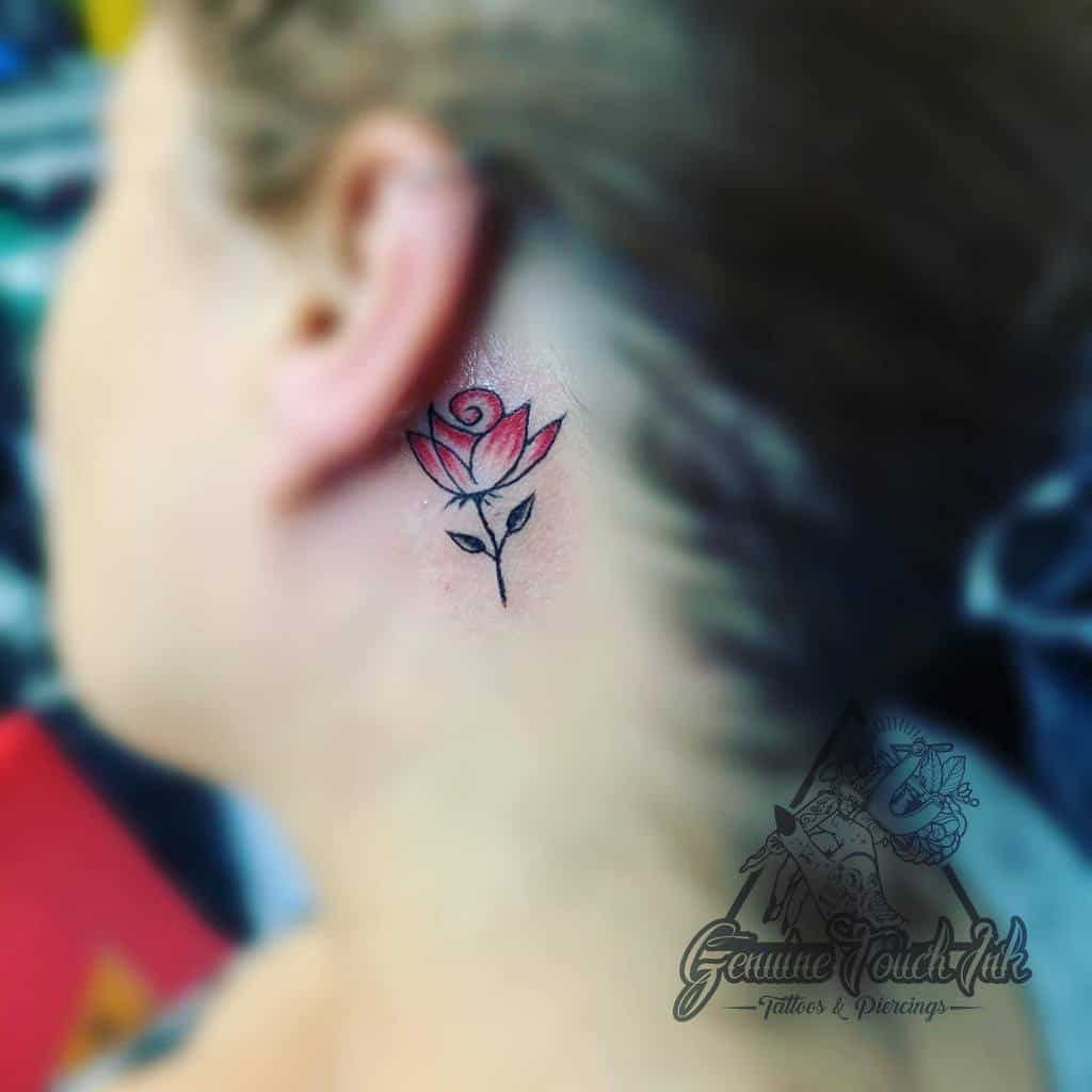 oreille minuscule rose tatouages genuinetouchink