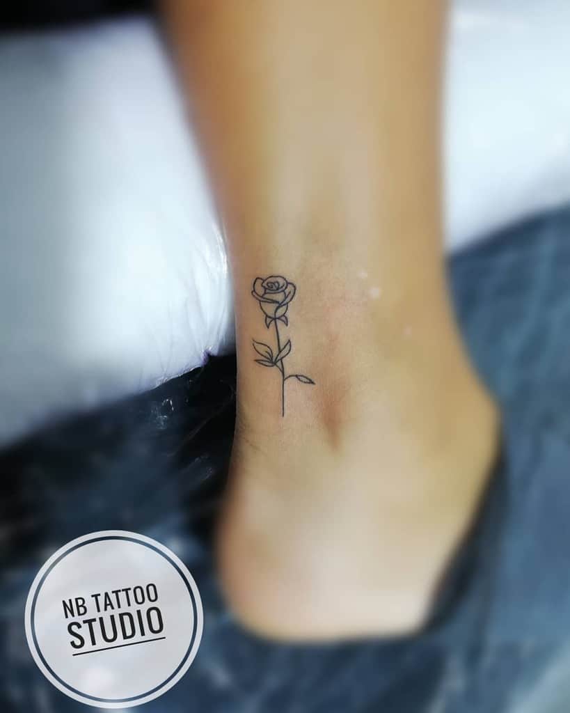 cheville minuscule rose tatouages nbtattoostudio