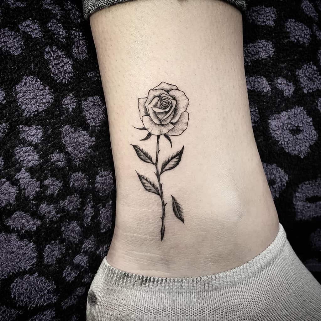 tatouages de cheville rose minuscule newdawntattoo