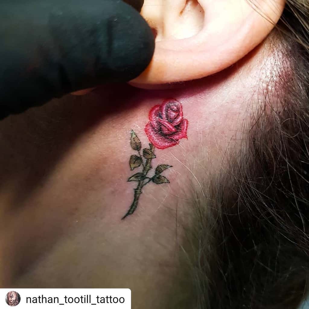 oreille minuscule rose tatouages skincitybolton