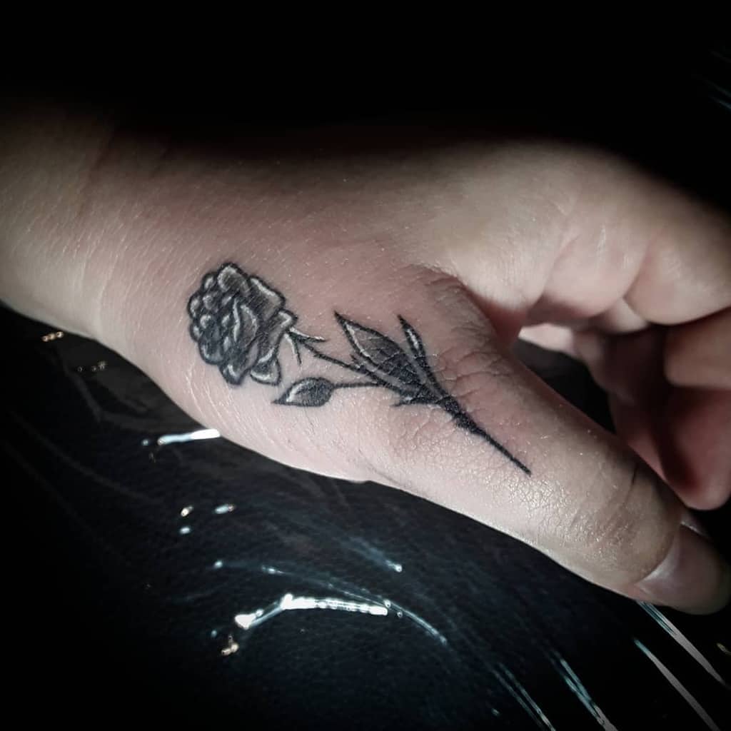 main petits tatouages de roses elijah_crow