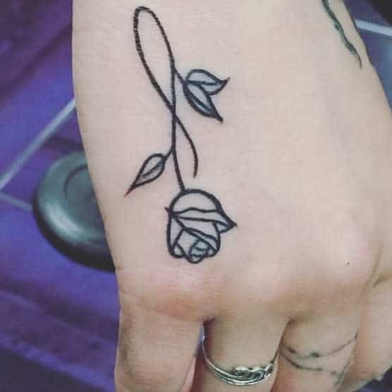 main minuscules roses tatouages arelee12