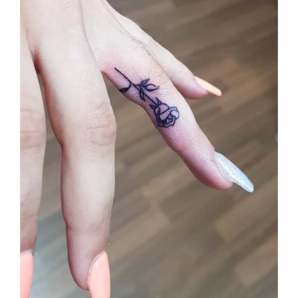 doigt minuscule rose tatouages tattoobabystuttgart