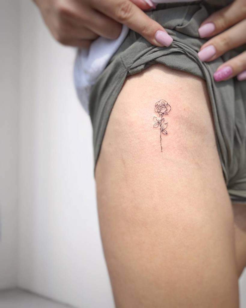contour des petits tatouages de roses mari_arts96
