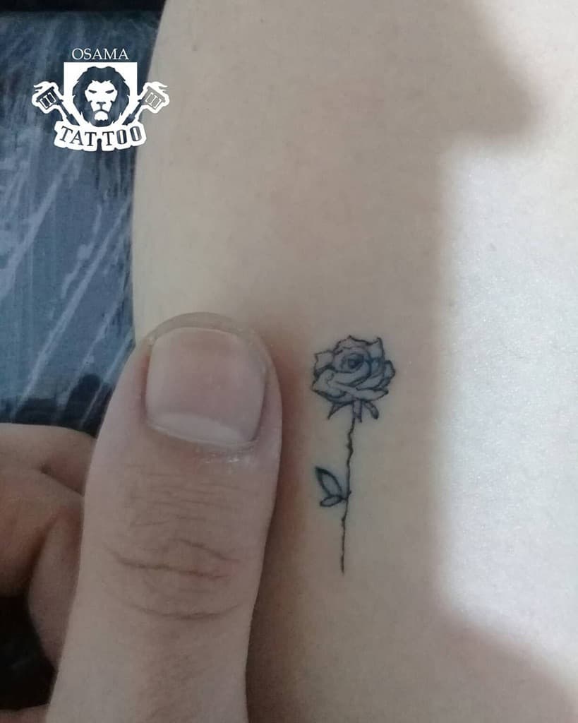 contours de minuscules roses tatouages osamatareq.aldali