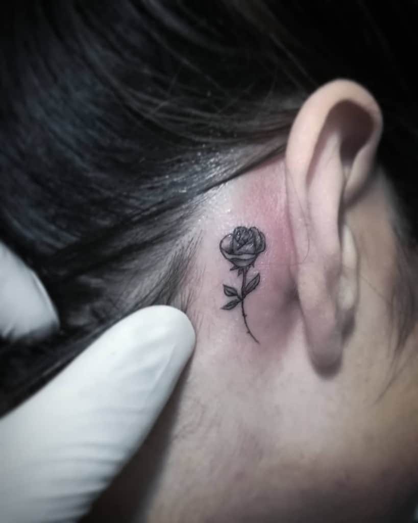oreille petite rose tatouages saber_tattoo_s