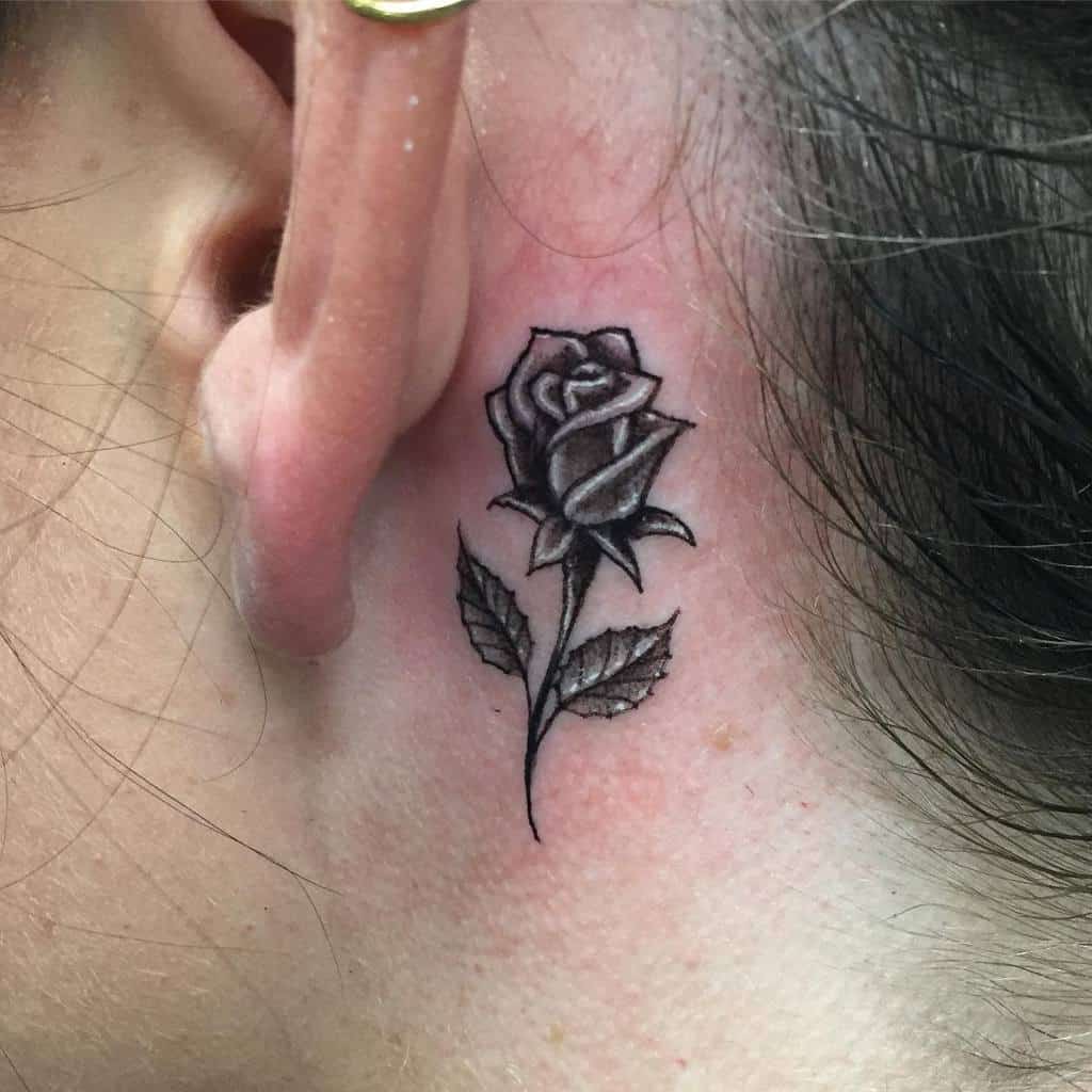 oreille minuscule rose tatouages tat2erlencho