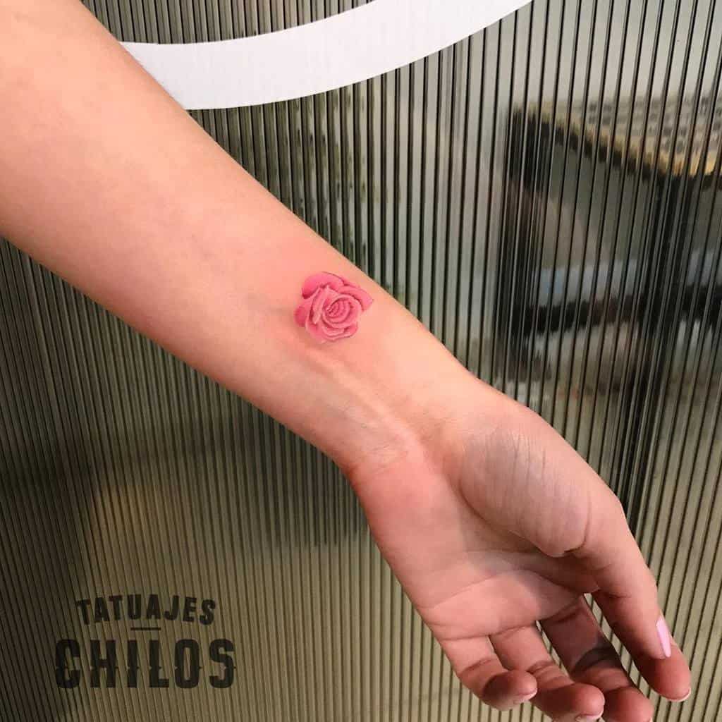 tatouages féminins à la rose minuscule tatuajeschiloshmo