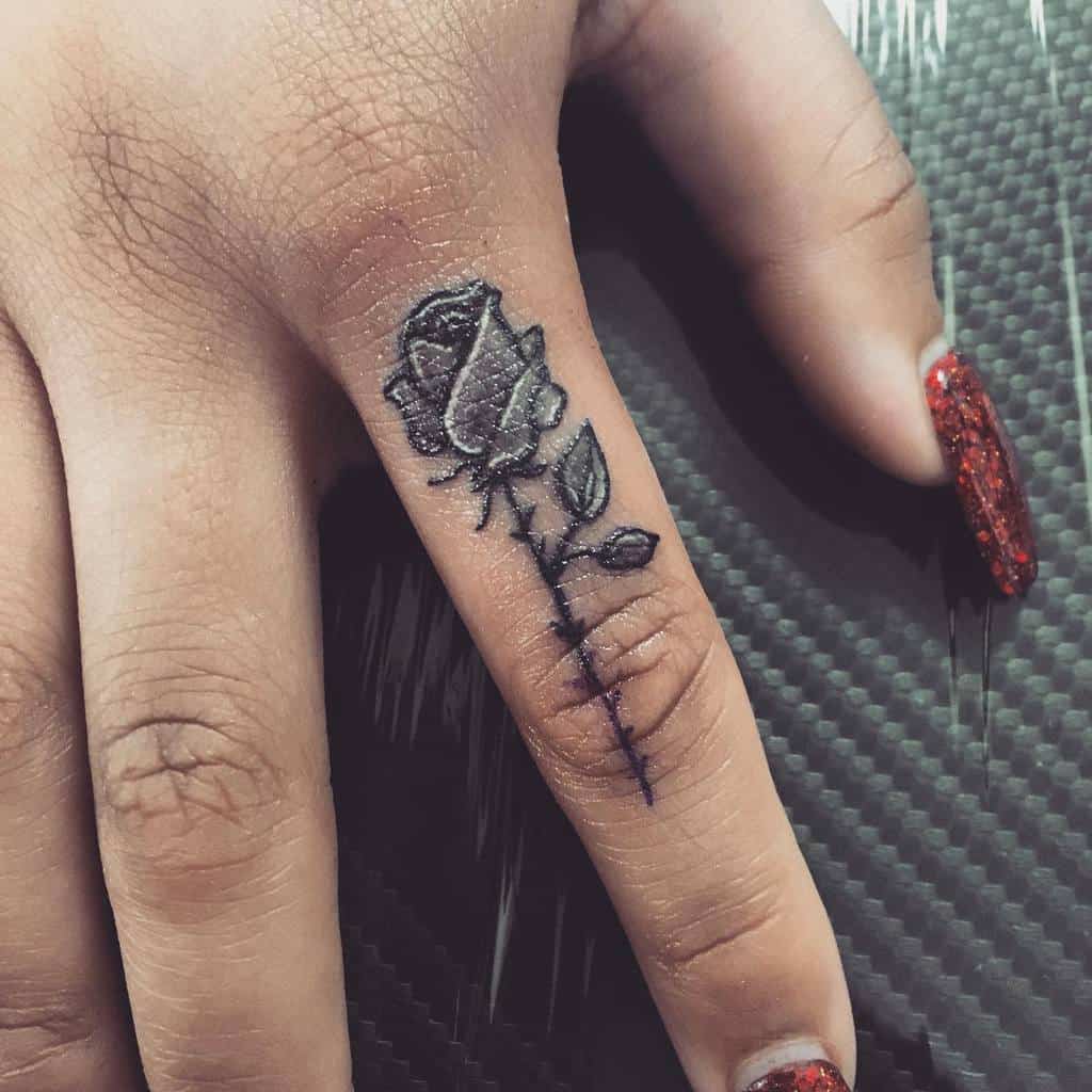 doigt minuscule rose tatouages battsye_tattoos