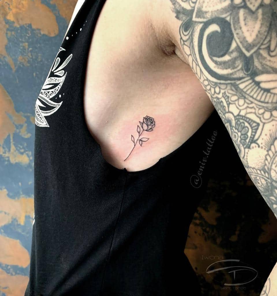 côté minuscule rose tatouages eniv.tattoo