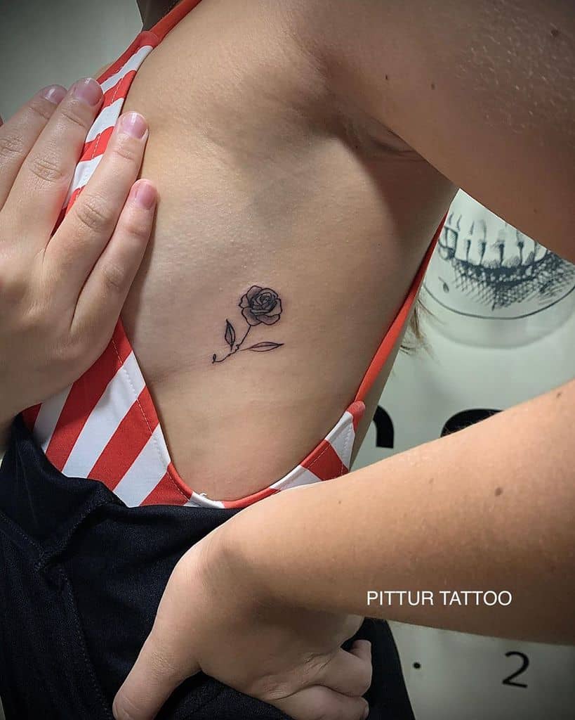 côté minuscule rose tatouages pittur_tattoos