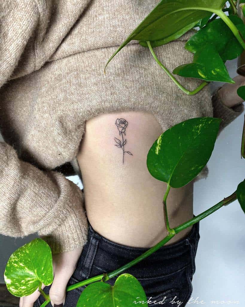 côté de minuscules tatouages de roses encrés par la lune