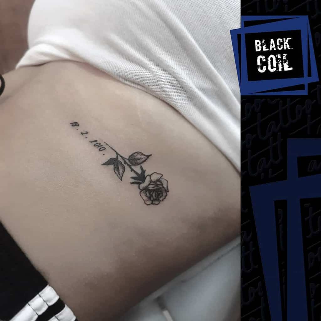 côté minuscules roses tatouages black_coil_tattoo