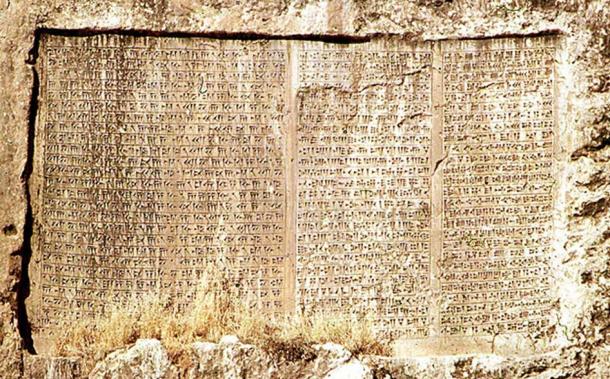 Inscription cunéiforme de Xerxès, Van, Turquie. C'est une inscription trilingue, écrite en vieux persan, en babylonien et en élamite (de gauche à droite). 