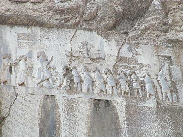 Inscription Behistun, texte cunéiforme décrivant les conquêtes de Darius le Grand. Ces reliefs et textes sont gravés dans une falaise du mont Behistun (actuelle province de Kermanshah, Iran).