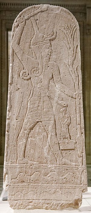 Une stèle de Baal avec un coup de foudre trouvée dans les ruines d'Ugarit. (Domaine public)