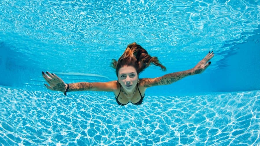 Tatouage_femme_nageant_en_piscine
