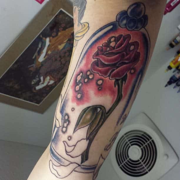 la beauté des bras et les tatouages de la rose des bêtes imarriedazombie