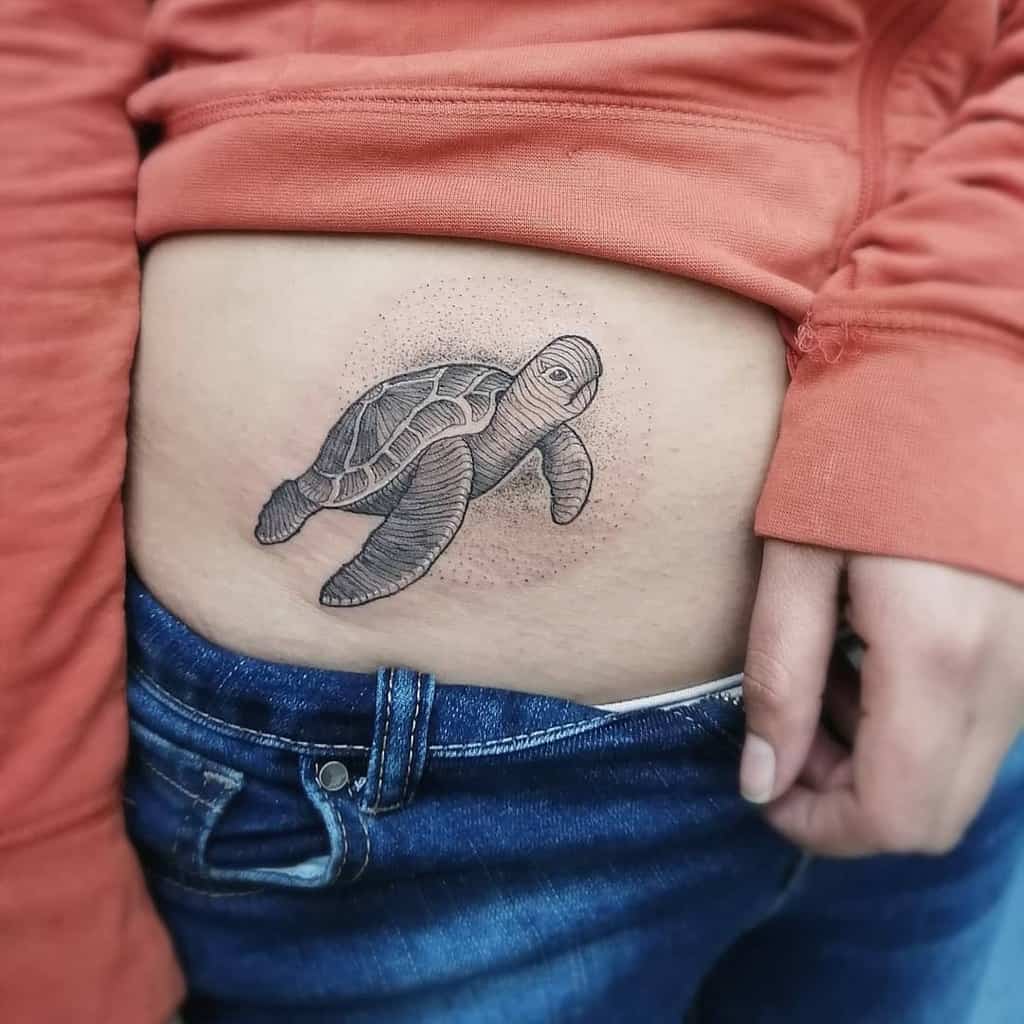 Petite tortue noire Tatouages foorm_tattooist