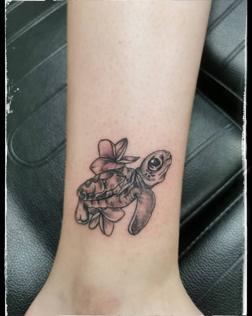 Petits tatouages de cheville de tortue monasila_tattoo