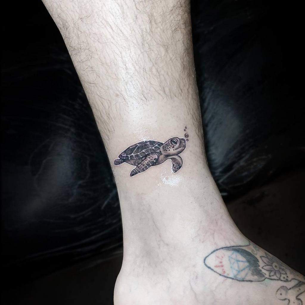 Petits tatouages de cheville de tortue den.veayra
