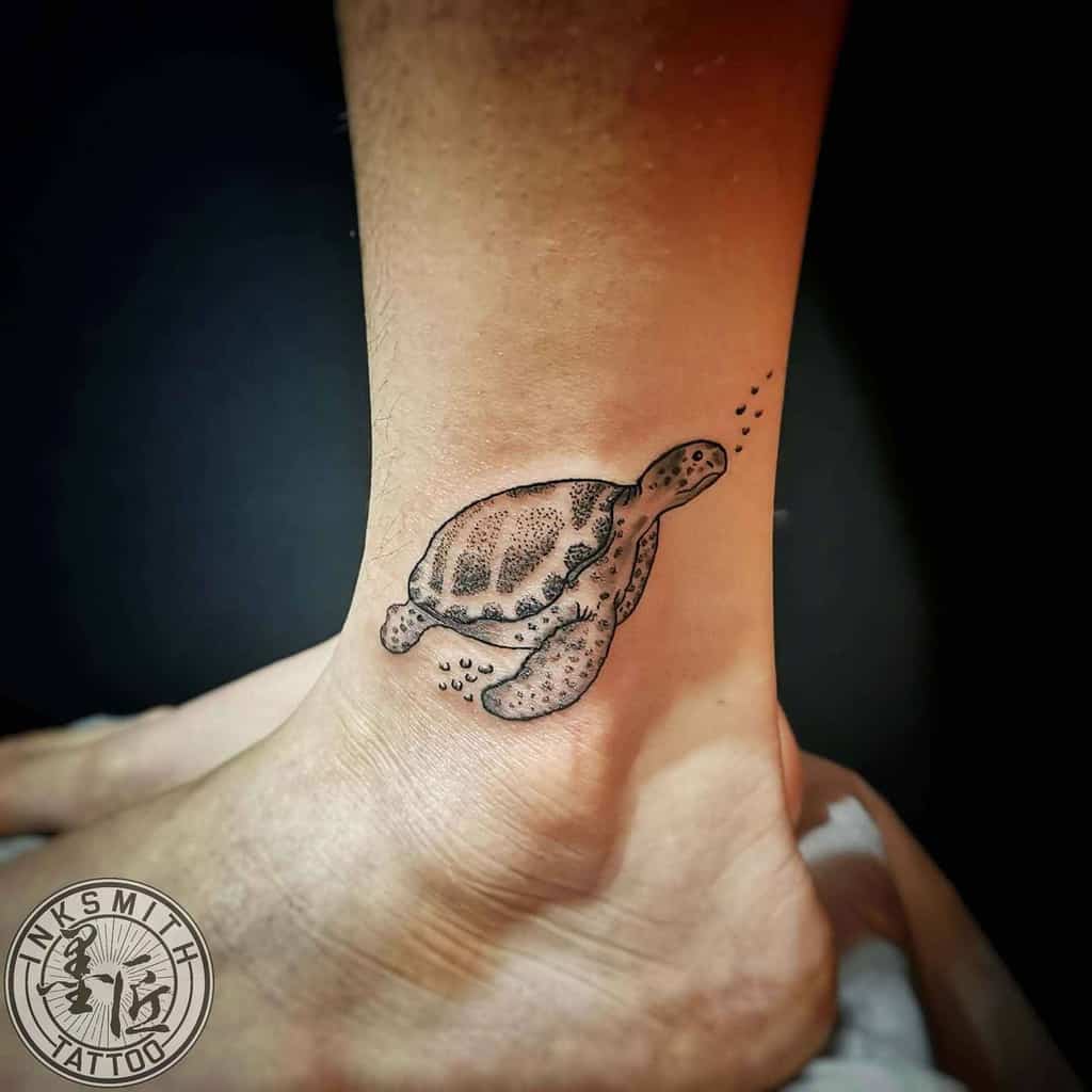 Petits tatouages de cheville de tortue natale_inksmith