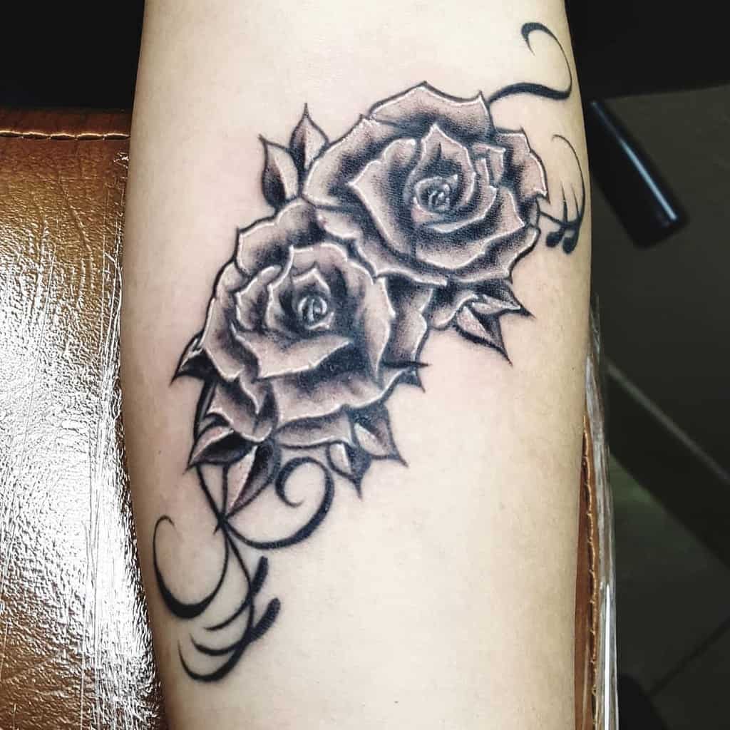 blackwork simple rose tatouages tattoojuansanchez