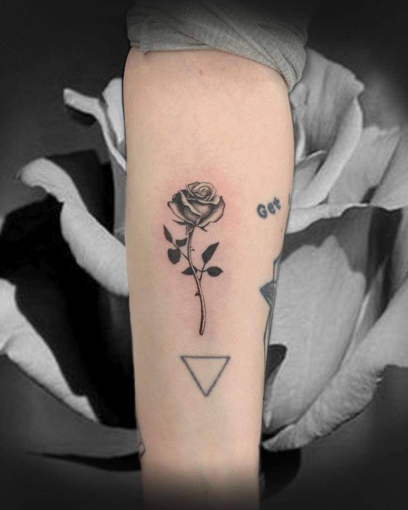 blackwork simple rose tatouages fancyschmansy