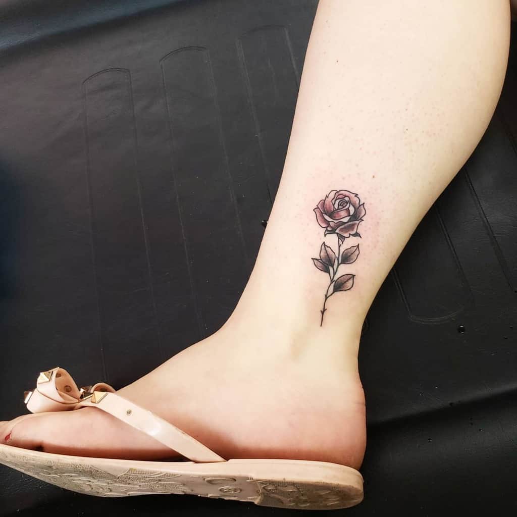 cheville simple rose tatouages saige.tattoos