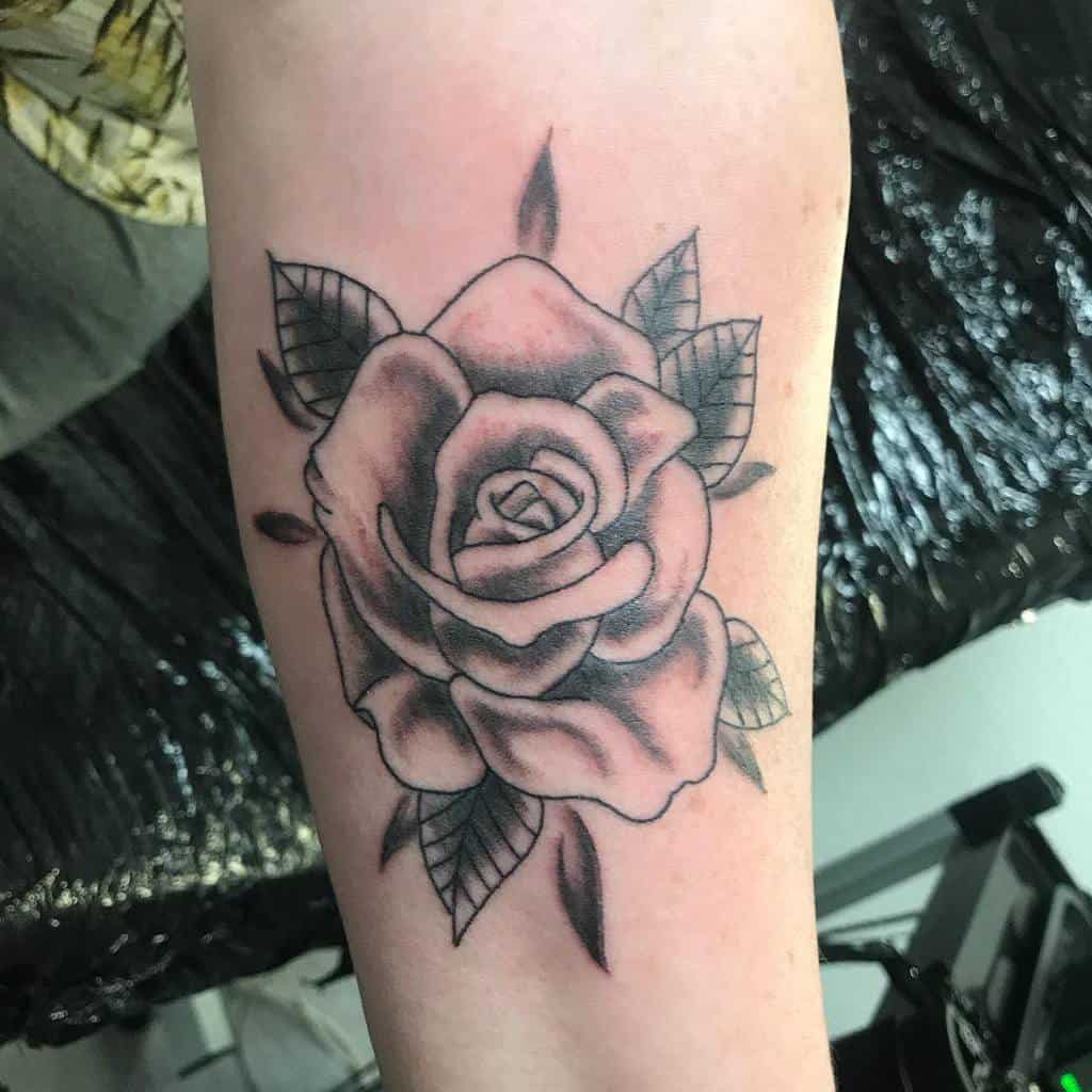 blackwork simple rose tatouages tattoobiaaatch