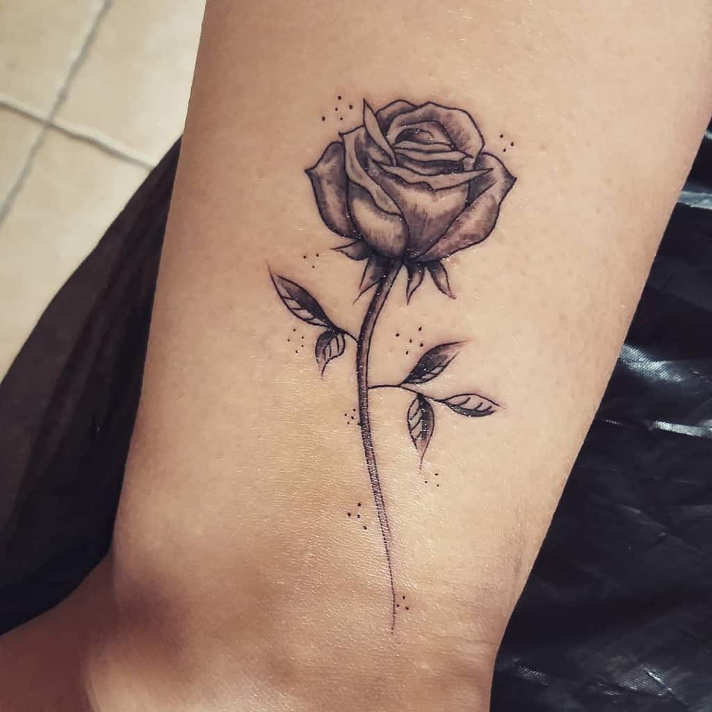 blackwork simple rose tatouages tatchiinktattoos