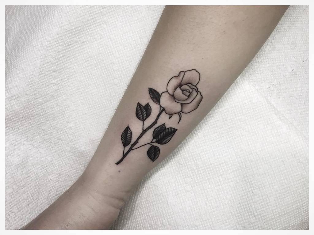 avant-bras simple rose tatouages nicholasleetattoo