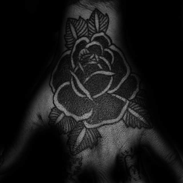 Tatouages de roses simples blackwork