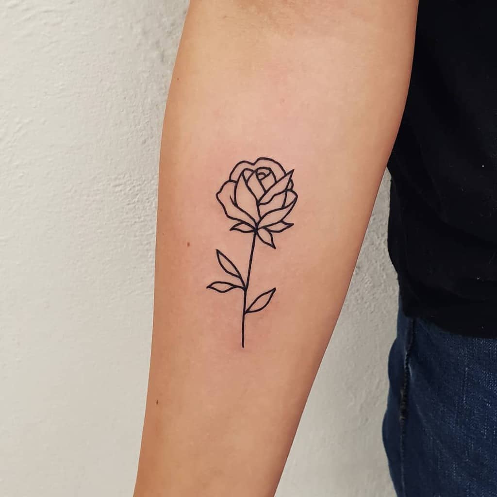 avant-bras simple rose tatouages kellybrowntattoos