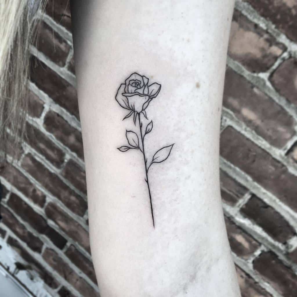petit tatouage minimaliste simple à la rose bearpattontattoo