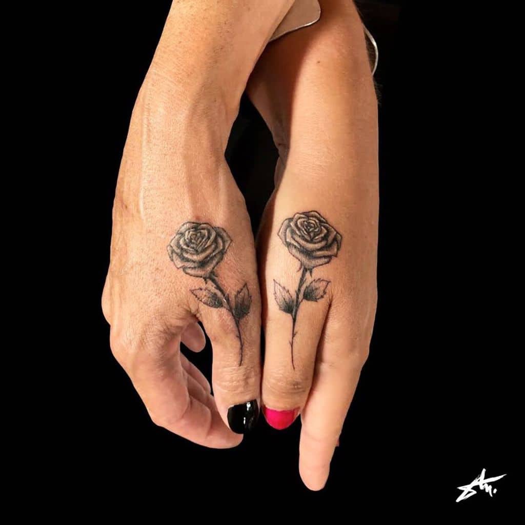 main simple rose tatouages samduc_tattoos