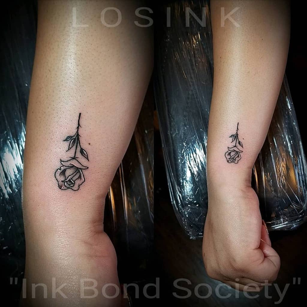 poignet simple rose tatouages carlosleyva345