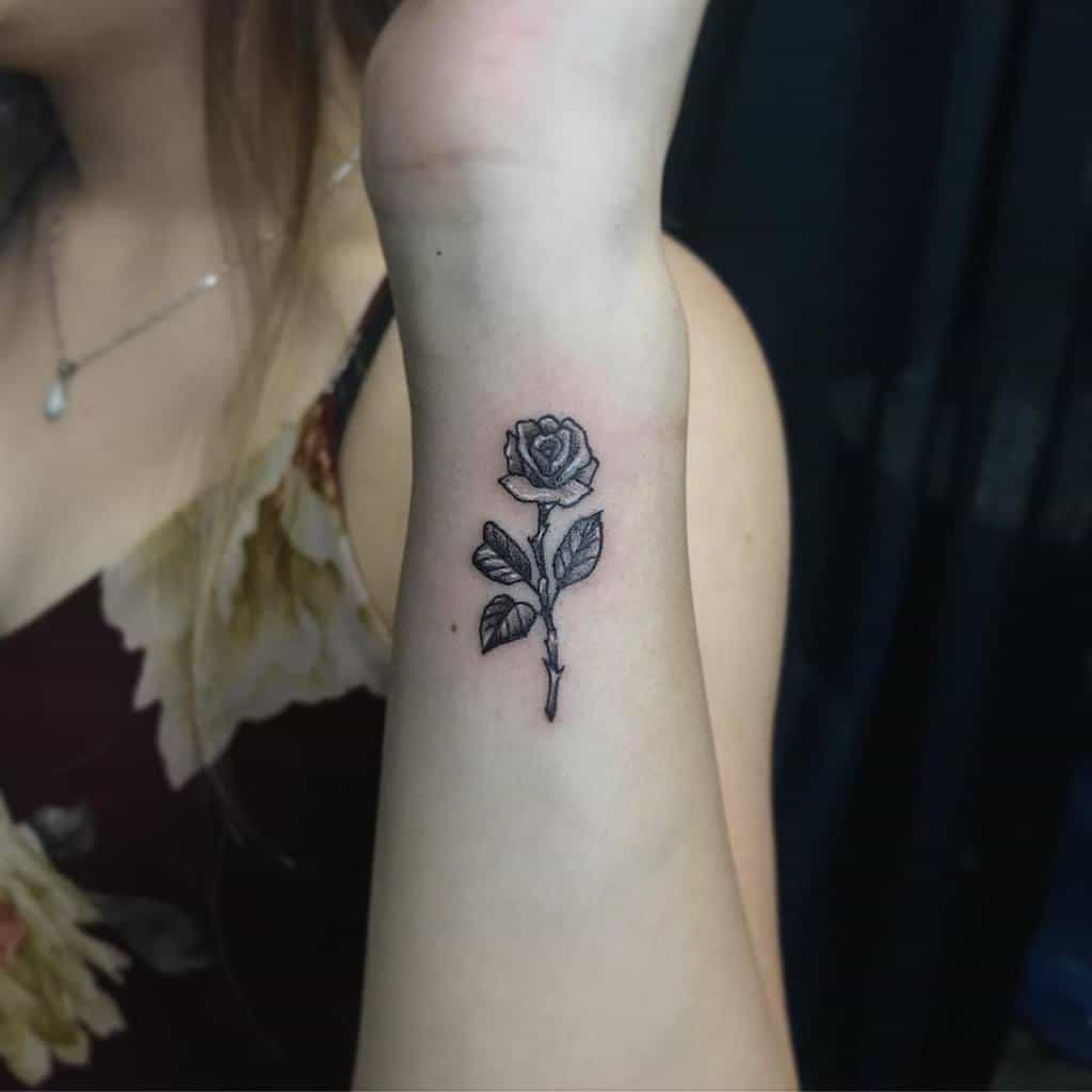 petits tatouages minimalistes à la rose simple magenta.tinta